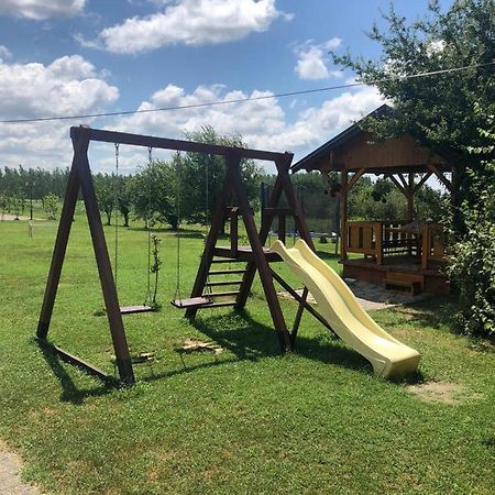 Salas Gnijezdo Bačka Palanka Esterno foto
