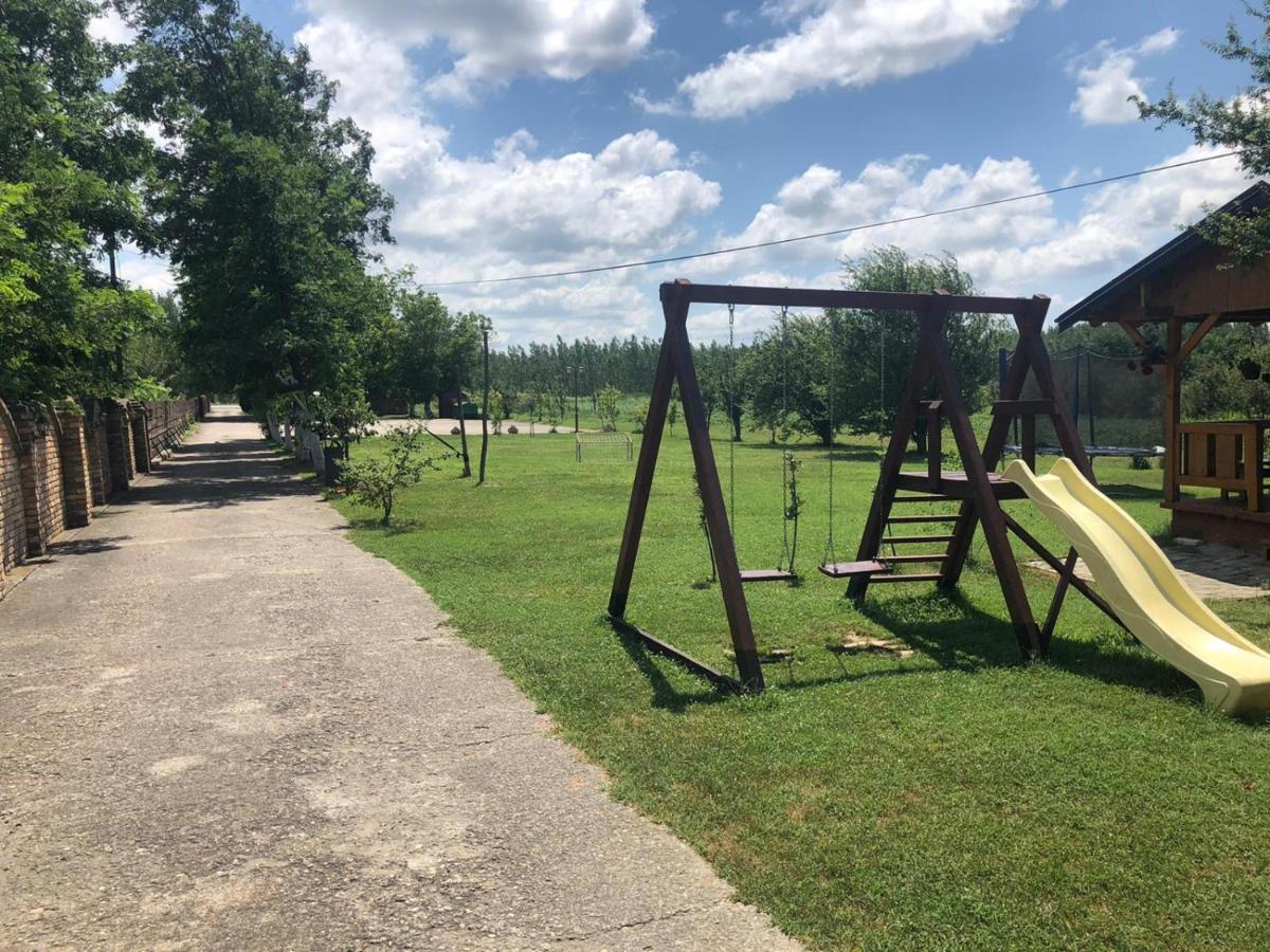 Salas Gnijezdo Bačka Palanka Esterno foto
