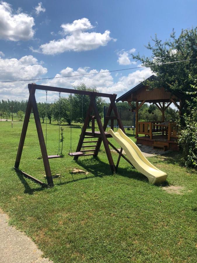 Salas Gnijezdo Bačka Palanka Esterno foto