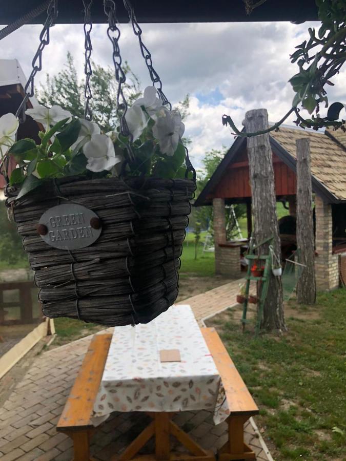 Salas Gnijezdo Bačka Palanka Esterno foto