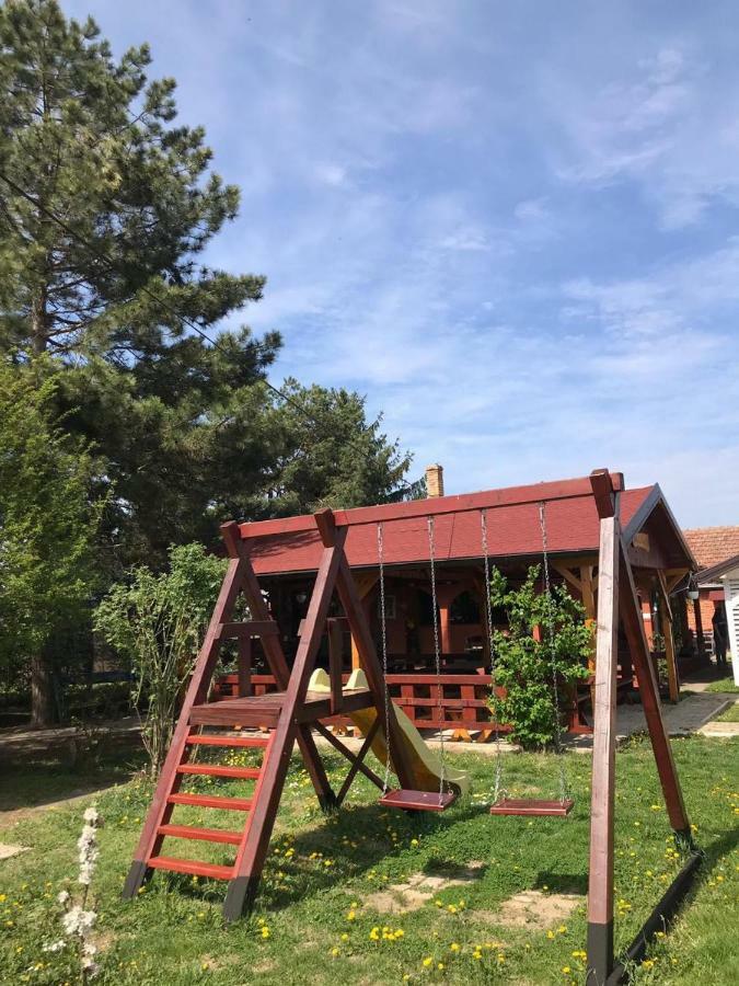 Salas Gnijezdo Bačka Palanka Esterno foto